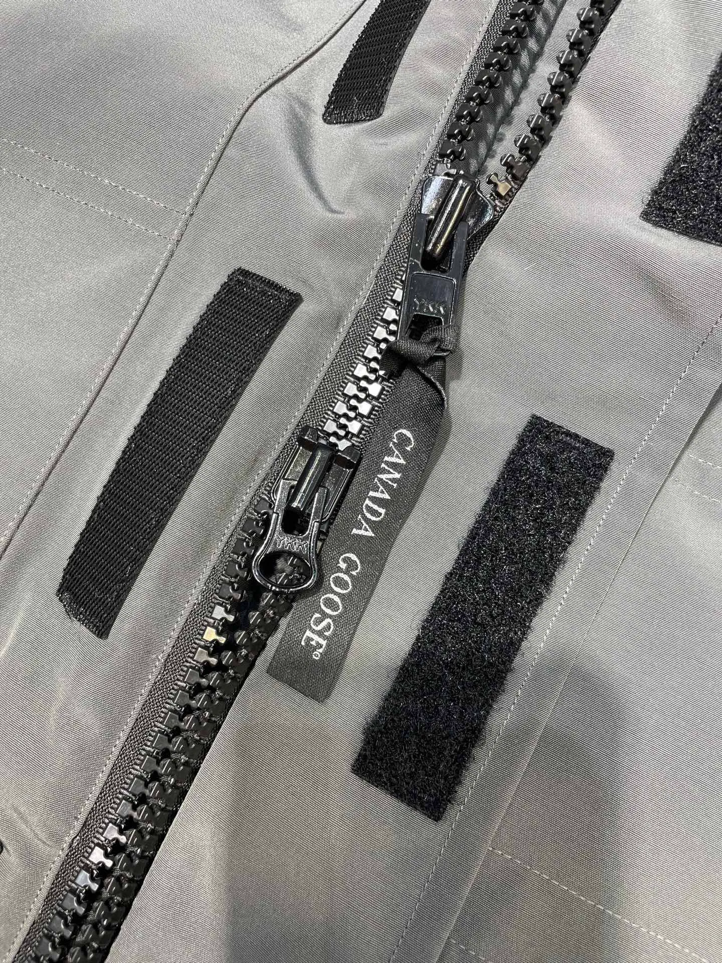 P910 special version 🌟 🇨🇦CANADA GOOES 24 new models 08 models/couple models Factory direct supply: supplying global purchasing agents, micro-entities, Tmall, high-end stalls and studio cooperation, free shipping! Canada Goose Expedition Parka 2008 is the same style for men and women. It is mid-length and the most timeless classic. All Arctic and Antarctic scientific expedition teams choose Canada Goose as their cold-proof equipment. It is the Rolls-Royce of down jackets. ➖ Industry-leading anti-counterfeiting chip sensing. ➖ Imported Behringer embroidery machines and customized embroidery labels, the highest level and industry leading. ➖ Imported Korean 21-count polyester-cotton blended original fabric, TC85 waterproof coated fabric, water-repellent, windproof and wear-resistant. ➖ The new national standard 80 white duck down is filled with an average of 520 grams of down. The amount of down filled is industry-leading. ➖ 100% nylon lining with double double-layer sealing design to prevent velvet running, and seamless thread design on the cuffs! ➖ Western Canadian Green Wolf Collar. ➖ Yoshida YKK provides original factory-customized electroplated sliders. YKK two-way lockable zippers are tight and smooth and do not peel off paint. �� 3M composite Velcro is durable and the accessories and hardware are all custom-made. Note: Our copywriting is only simple and clear. Instead of bragging about the copywriting, it is better to compare and understand with samples. Only for the purest goose, the most dedicated, the most professional, the highest quality, the highest cost performance!  Size:XS-XXL